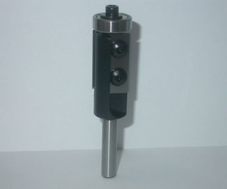 Los pedazos del router del CNC limpian los cuchillos del reversible con un chorro de agua de los pedazos del ajuste