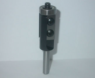 Los pedazos del router del CNC limpian los cuchillos del reversible con un chorro de agua de los pedazos del ajuste