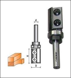 Los pedazos de la configuración de bits del router del CNC con los cuchillos reversibles ennegrecen color