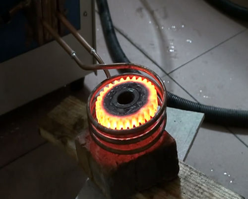 máquina del equipo de calefacción de inducción de la eficacia alta 100KW para el engranaje que apaga, 360V-520V
